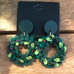 Clay Christmas Holiday Wreath Dangling Earrings, NWT